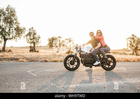 Portrait de couple en moto au crépuscule du soir Banque D'Images