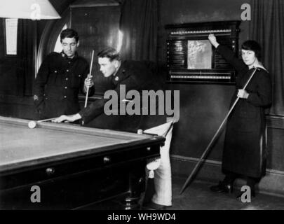 WW1 : une évaluation de l'WRNS agissant en tant que marqueur de billard dans la salle de loisirs pour hommes, Royal Marine barracks, Chatham, Kent. Banque D'Images