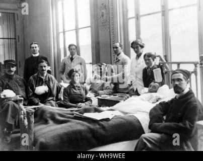 WW1 : Le Scotch ward dans l'anglais les femmes médecin l'hôpital de la Croix Rouge, Paris, octobre 1914. Les patients, les familles, les médecins et les infirmières. Banque D'Images