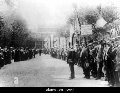 WW1/ un groupe pf volontaires tchécoslovaques en France avant le départ de Paris d'un centre de formation le 3 août 1914. Banque D'Images