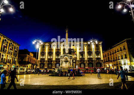 Piazza Duomo de nuit, Catane, Sicile, Italie, Méditerranée, Europe Banque D'Images