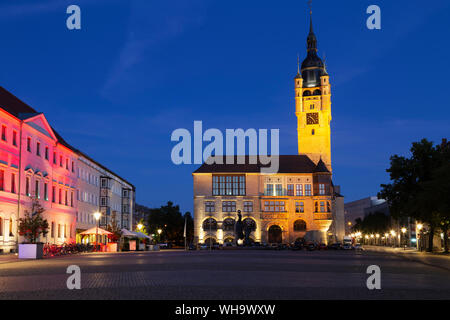 L'hôtel de ville illuminée (Rathaus), avec son clocher de style gothique, de nuit, à Dessau, Saxe-Anhalt, Allemagne, Europe Banque D'Images