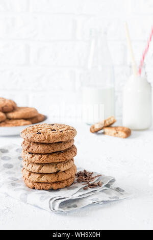 Des pâtisseries classiques. Biscuits traditionnels avec des morceaux de chocolat. Banque D'Images