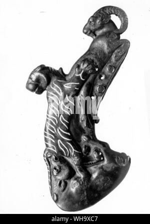 Ceremonian la tête de hache en bronze perse avec incrustation d'argent, de l'Oxus treasure, 900-700 av. Banque D'Images
