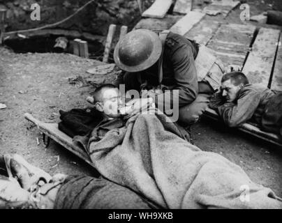 WW1 : Bataille de la route de Menin Ridge. Succoring Padre les blessés, près de Potijze, septembre 1917. Banque D'Images