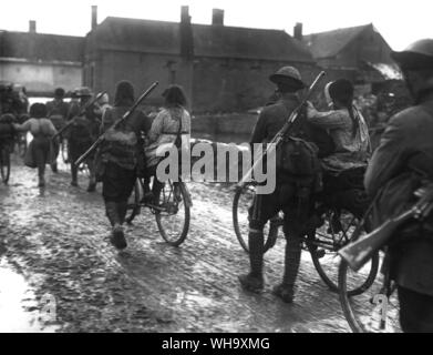 WW1 : Les cyclistes passant par le village de Vraignes, mars 1917. Après la retraite allemande de Hindenburg ici. Le premier à passer par les troupes britanniques. Banque D'Images