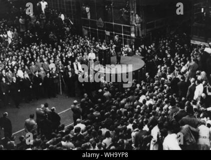 WW2 : Adolph Hitler traite de travailleurs dans une usine de munitions de Berlin en 1939. Banque D'Images