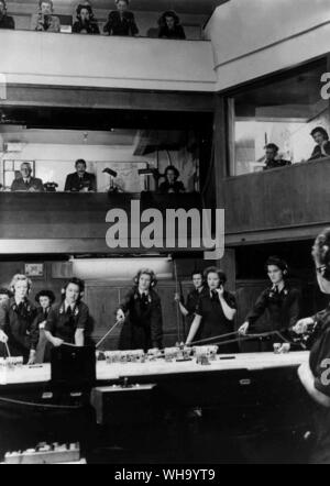 WW2/Bataille d'Angleterre : WAAF Aider dans des opérations de chasse. Les femmes à la table, tracer les positions des bombes volantes ennemies et de nos propres avions. À partir de 'Gallery' le contrôleur passe les symboles et les commandes en attente d'escadrons dans l'air. Banque D'Images