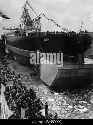 Leningrad, Russie : le premier navire de surface atomique. Les gens foule le port lors du lancement du premier navire de surface alimenté par l'énergie nucléaire - le brise-glace, Lénine. 31/12/1957 6. Banque D'Images