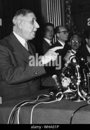 67 ans, Charles de Gaulle parle lors d'une conférence de presse à Paris. Le général de Gaulle a déclaré qu'il était prêt à prendre le contrôle du gouvernement. 20 mai 1958. Banque D'Images