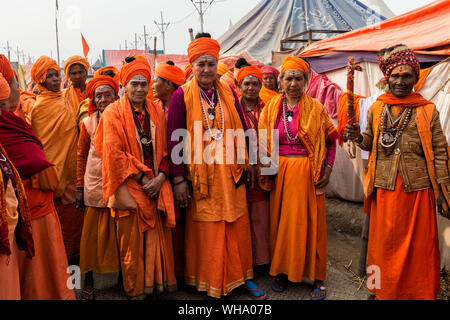 Sadhvi dans orange rouge saree lors d'Allahabad Kumbh Mela, le plus grand rassemblement religieux, Allahabad, Uttar Pradesh, Inde, Asie Banque D'Images