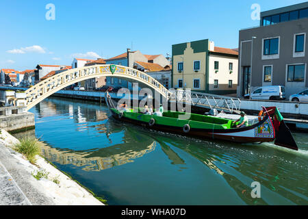 Moliceiro navigation sur le Canal de São Roque et pont de Carcavelos, Aveiro, Venise du Portugal, Beira Litoral, Portugal, Europe Banque D'Images