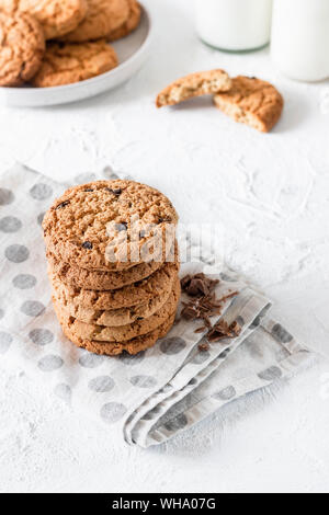 Des pâtisseries classiques. Biscuits traditionnels avec des morceaux de chocolat. Banque D'Images