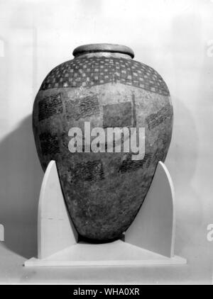 La première représentation connue d'une voile carrée - à la fin de la période de Naquada il y a une dernière superbe pot (maintenant au British Museum) ; il porte une plaine, une photo d'un navire avec une voile carrée. Une théorie est que le pot représente un étranger - la voile carrée est parfois utilisé dans heiroglyphics pour désigner un étranger - et qu'il enregistre l'arrivée d'un navire en visite dans la région du golfe Persique, la fin de peut-être le premier voyage au long cours. Il peut en être ainsi. Naquada est une petite ville située sur le coude du Nil où l'ancienne voie est venu sur les montagnes de Quseir par moyen de l'Oued Banque D'Images