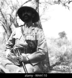 WW2 : l'Abyssinie. L'Empereur monté sur un cheval de retourner au camp après avoir fait une tournée d'inspection de la campagne environnante. 22 févr. 1941. Haile Selassie Banque D'Images