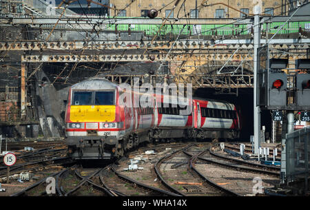 Train à grande vitesse en LNER livery arrivant à la gare de King's Cross, Londres, Angleterre. Banque D'Images