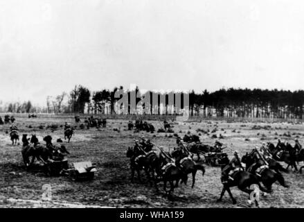 WW2 Soldats à cheval transportant un canon sur un champ de bataille. Banque D'Images