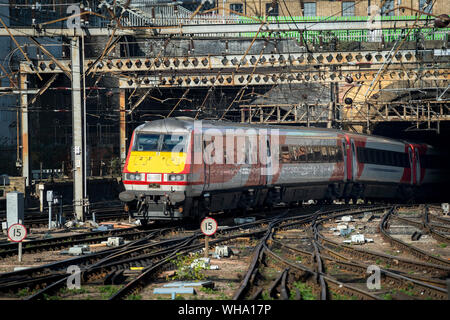 Train à grande vitesse à LNER Livery à la gare de King's Cross, Londres, Angleterre. Banque D'Images