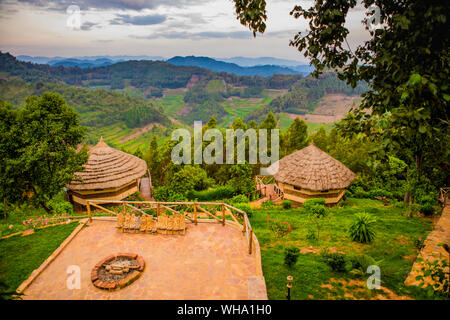 Agandi Eco Lodge (les cabanes), Parc National de la Forêt impénétrable de Bwindi, Site du patrimoine mondial de l'UNESCO, de l'Ouganda, l'Afrique de l'Est, l'Afrique Banque D'Images