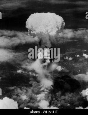 WW2 : Nagasaki, Japon. Le Japon sous attaque par une bombe atomique, le 9 août 1945. Deux avions de la 509e Groupe composite, une partie de la 313e escadre de la 20e Airforce ont participé à cette mission, l'un pour transporter la bombe et l'autre comme escorte. Banque D'Images