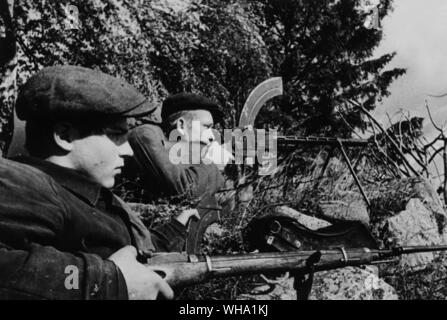 WW2 : Fédération de partisans en positions d'embuscade. Région de Pskov, 1941. La Grande guerre patriotique, 1941-1945. Banque D'Images