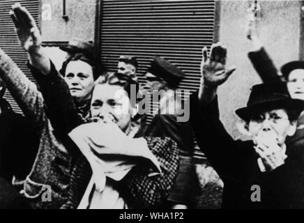 WW2 : les citoyens tchèques pleurent comme Nazis en mars Prague. Banque D'Images