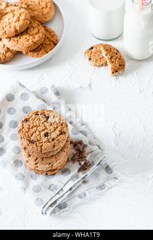 Des pâtisseries classiques. Biscuits traditionnels avec des morceaux de chocolat. Banque D'Images