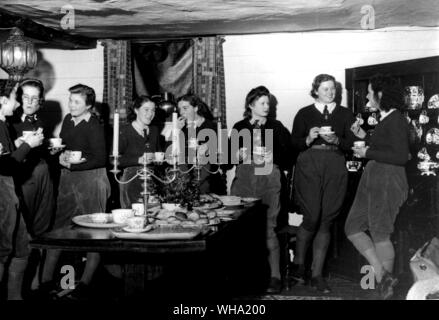WW2 : Gossipping et du café et des sandwiches. Chaque lundi d'un 400 ans old cottage, en temps de paix occupé par Mabel Constanduros, la radio star, il y a un rassemblement informel de terre des filles. Banque D'Images