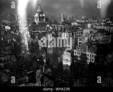 WW2 : une vue du haut de la Cathédrale St Paul, qui était elle-même en bon état, montrant la dévastation et la ruine en plein cœur de la ville. Janvier 1941. Banque D'Images