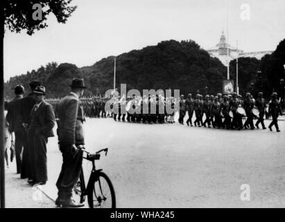 WW2 : les troupes allemandes dans les rues de l'Avenue des Champs Elysées. Banque D'Images