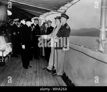 WW2 : Charte de l'Atlantique, 19-12th Août 1941. Premier ministre Winston Churchill de remettre une lettre au Président F D Roosevelt du roi George VI. l-r : Averell Harriman (main droite dans la poche, sourire) ; l'amiral Ernest J. King (main droite dans la poche, tête tournée), le premier ministre Churchill, CNS. F D Roosevelt Jr, Sumner Welles, Capitaine John R Beardall, Président Roosevelt et le capitaine Elliot Roosevelt. Pris l'étranger USS Augusta (CA-31), le 9 août 1941. Banque D'Images