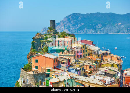 Vue panoramique de Vernazza petite ville sur la roche par la mer à Cinque Terre, Italie Banque D'Images