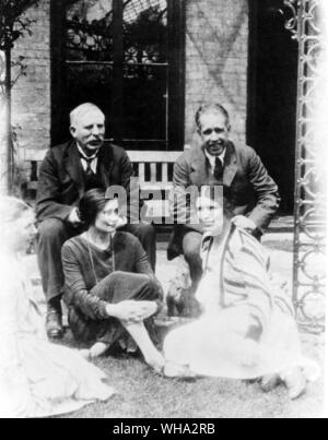 Lord Ernest Rutherford (1871-1937) et Lady Rutherford, Niels Bohr et Mme Bohr. Rutherford était un physicien anglais qui a enquêté sur la radioactivité et la structure des atomes. Banque D'Images
