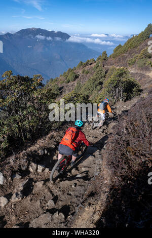 Vitesse vtt passé dans le flou le long d'une voie unique style Enduro trail dans le Népal Himalaya, près de la région de Langtang, Népal, Asie Banque D'Images