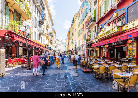 Une scène de rue à Nice, Alpes Maritimes, Côte d'Azur, French Riviera, Provence, France, Europe, Méditerranée Banque D'Images