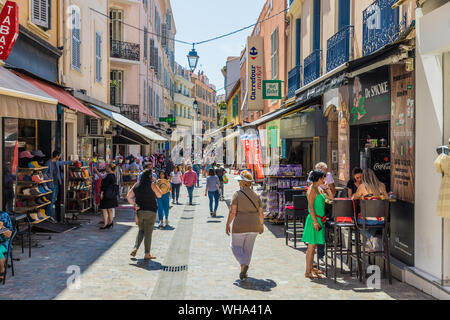 Une scène de rue dans la vieille ville du Suquet à Cannes, Alpes Maritimes, Côte d'Azur, d'Azur, France, Europe, Méditerranée Banque D'Images