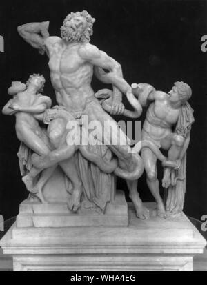 Hagesandros, Athenodoros et Polydoros de Rhodes. Laocoon et ses fils. c. 175-150 BC. Hauteur 242 cm, en marbre (95 1/2 po). Museo Pio Clementino, Vatican. Dans la mythologie classique, Laocoon était prêtre à Troie au cours de la guerre de Troie. Lorsque les Troyens a découvert le cheval de Troie en dehors de leurs portes, Laocoon a mis en garde contre l'introduire dans la ville, faisant remarquer, ÒI me méfie des Grecs, même quand ils apportent des cadeaux.Ó (voir l'ÒBeware des Grecs avec des cadeaux.Ó) Le dieu Poséidon, qui a favorisé les Grecs, puis envoyé deux énormes serpents après Laocoon. Les créatures elles-mêmes en spirale autour du prêtre et son Banque D'Images