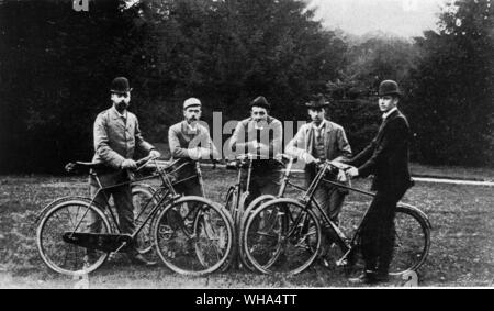 Les cyclistes à Fredensborg Danemark Royal.. De gauche à droite : le prince Waldemar de Danemark, le Czarevitch, le Prince Georges de Grèce Prince Nicolas de Grèce et le prince Carl de Danemark Banque D'Images