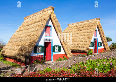 Un chaume triangulaire traditionnelle à pans de bois, maisons de Palheiro Santana, Madeira, Portugal, Europe, Atlantique Banque D'Images