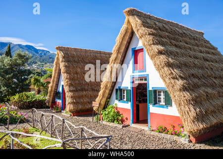 Un chaume triangulaire traditionnelle à pans de bois, maisons de Palheiro Santana, Madeira, Portugal, Europe, Atlantique Banque D'Images