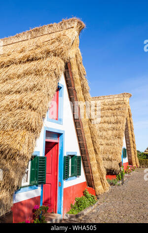 Un chaume triangulaire traditionnelle à pans de bois, maisons de Palheiro Santana, Madeira, Portugal, Europe, Atlantique Banque D'Images