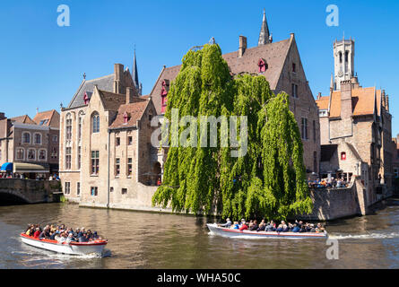 Beffroi de Bruges et bateaux de touristes sur le canal de Bruges Den Dijver, Bruges, site du patrimoine mondial de l'UNESCO, Flandre occidentale, Belgique, Europe Banque D'Images