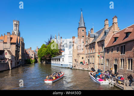 Rozenhoedkai Quay, beffroi de Bruges et bateaux de touristes sur Canal Den Dijver, Bruges UNESCO World Heritage Site, Bruges, Flandre occidentale, Belgique, Europe Banque D'Images