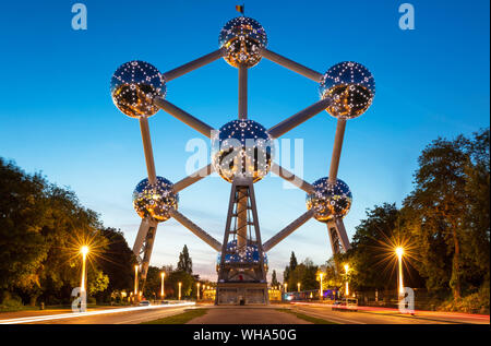 Atomium de Bruxelles la nuit, Square de l'Atomium, Boulevard de Centaire, Bruxelles, Belgique, Europe Banque D'Images