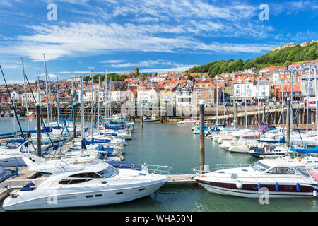 Port de plaisance de Scarborough et dans la baie du sud, Scarborough, North Yorkshire, Angleterre, Royaume-Uni, Europe Banque D'Images