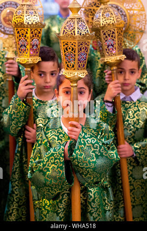 Les garçons et les filles à l'autel de la célébration de la myrrhe porteurs' Dimanche dans l'Eglise Grecque Catholique melkite de Nazareth (église), Galilée, Israël, Moyen Orient Banque D'Images