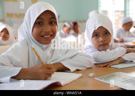 Mosquée Nurunnaim, les enfants musulmans l'apprentissage à l'école islamique, Phnom Penh, Cambodge, Indochine, Asie du Sud, Asie Banque D'Images