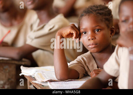 L'école primaire de l'Afrique, jeune fille dans la salle de classe, Lomé, Togo, Afrique de l'Ouest, l'Afrique Banque D'Images