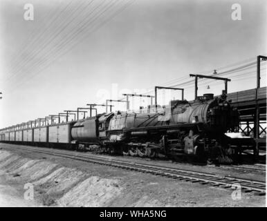 Union Pacific. Locomotive à vapeur de la classe du Pacifique. 4-12-2 arrangement roue jusqu'Désignation de la classe. Premier du genre construit en 1926 pour le service de fret. Avec chaîne de nouvelles voitures PFE à Nampa, Idaho Dock de givrage Banque D'Images