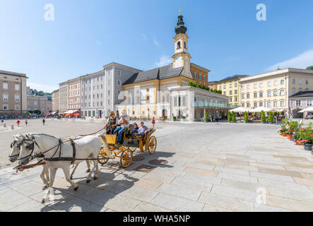 Vue de Saint Michaelskirche et restaurants à Residenzplatz, Salzburg, Autriche, Europe Banque D'Images